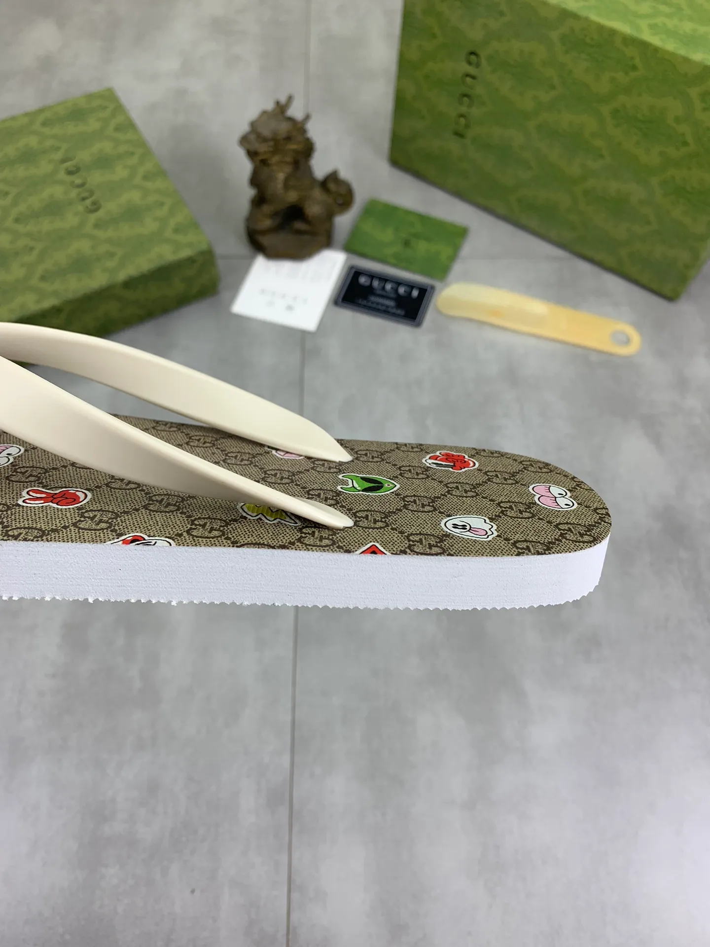 Men's men's shoes 💰P220💰【New style】🆘【GUCCI】Official website's popular Gucci adult couple 🧑‍🤝‍🧑 style, children's flip-flops are on sale at the counter simultaneously! Original fabric imported from Italy. Original bottom provided by the original factory. Size: Adult 36-45. Children’s size: 30-37. Multiple colors available.